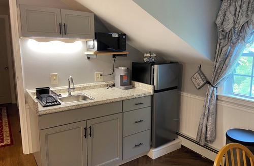 York Apartment | The Buoy House is a charming 2nd floor apartment in York close to beaches.