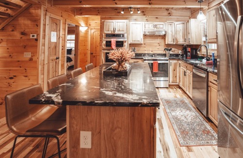 Carbon Hill Cabin | The Burrow Lodge! Pet Friendly! Hot Tub! Sleeps 16