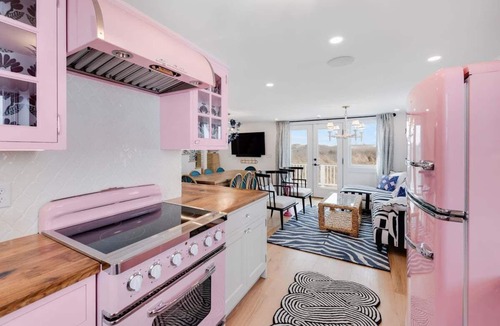 Dennis House | The Cabana: 053-D Eclectic Beachfront Retreat on Chapin Beach