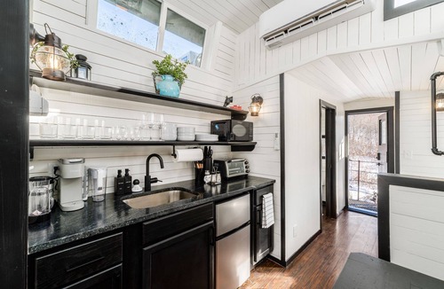 New Plymouth House | The Caboose + Pickleball, Hot Tub, Private Trail
