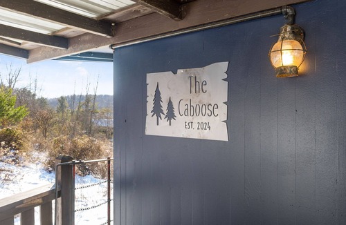 New Plymouth House | The Caboose + Pickleball, Hot Tub, Private Trail