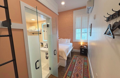 Beverly Hotel | The Cabot Lodge