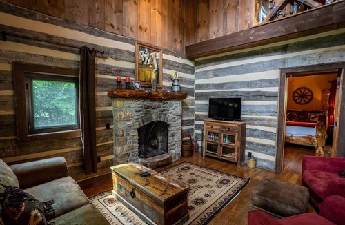 Goldbond Cabin | The Cowboy Cabin at Four Fillies Lodge w/Hot Tub