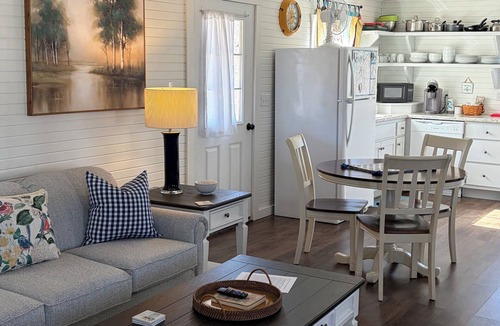 Monticello House | The Cozy Cabell Cottage