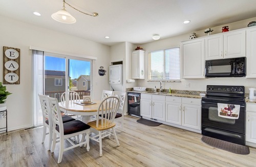 Fountain House | The Cozy Oak | 5BR Home | Sleeps 13!