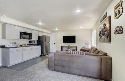 Fountain House | The Cozy Oak - Modern Basement Apartment