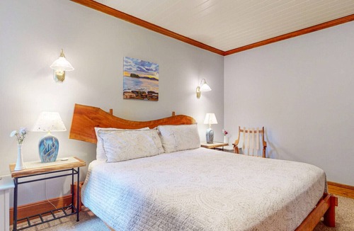 Hancock Point Bed & Breakfast | The Crocker House Country Inn (Rm 3)