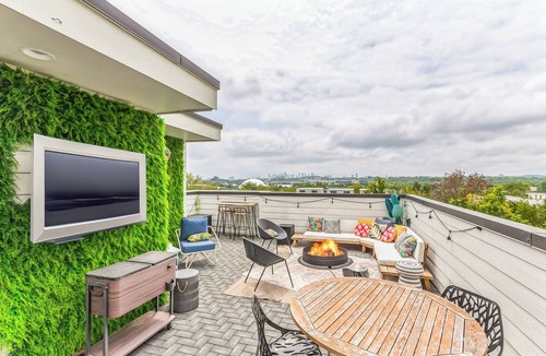Haynes Area House | The Electric Cowboy – Chic Boho Townhome for 12! Easy Access to