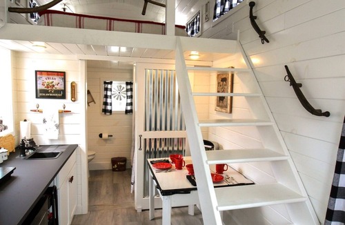 Lakeside Apartment | The Farmhouse - Tiny Digs Lakeshore