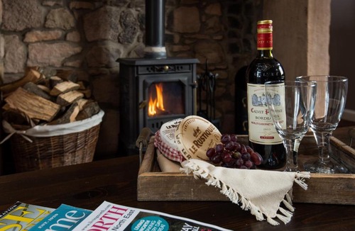Old Bewick House | The Gate Lodge - Hot Tub 1 bedroom, log burner
