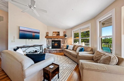 Sister Bay House | The Goat and Cherry- Cozy Retreat, Hot Tub, Fire Pit, Arcade Fun & Dogs!