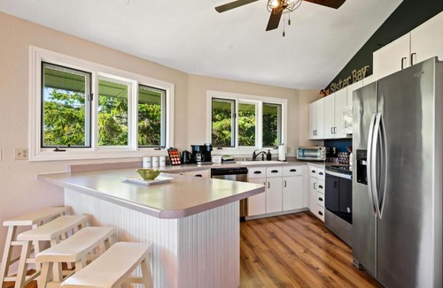 Sister Bay House | The Goat and Cherry- Cozy Retreat, Hot Tub, Fire Pit, Arcade Fun & Dogs!