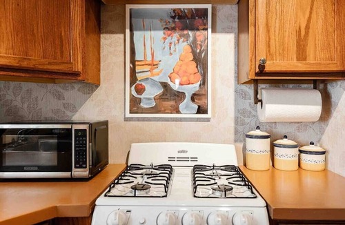 Roselawn Finance Apartment | The Golden Suite: themed getaway!