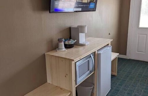 Munising Hotel | The Greenland Motel - Room No. 5