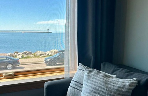 Grand Marais Hotel | The Harbor Inn