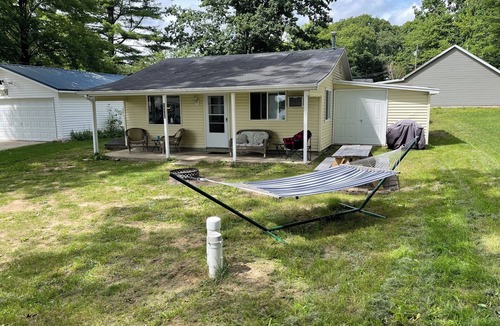 Le Roy Cottage | The Hidden Gem - a tranquil relaxing Lake cottage!