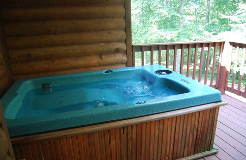 Russell Springs Cabin | The Hot Tub Cabin at the Barn @ LakePointe Resort - no cleaning fees!