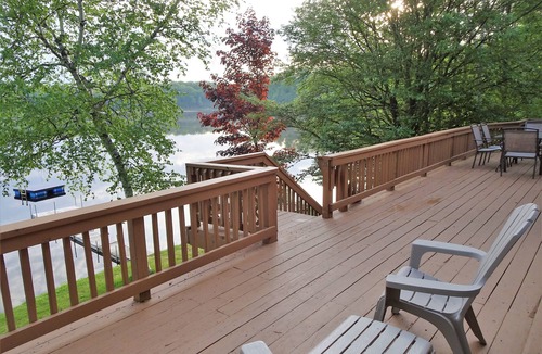 Le Roy House | The Hydeaway at Sunrise Lake - large lakefront family vacation home, sleeps 13
