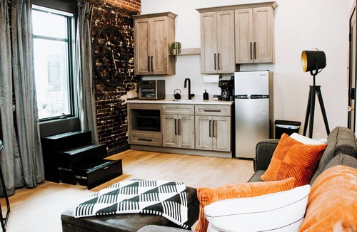 Leitchfield Apartment | The Jackson Suite/The 1935 Historic Alexander Hotel in Leitchfield, KY