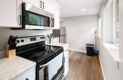 Sioux Falls Apartment | The King Suite | Mid Century & Spacious