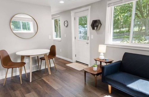 Sioux Falls Apartment | The King Suite | Mid Century & Spacious