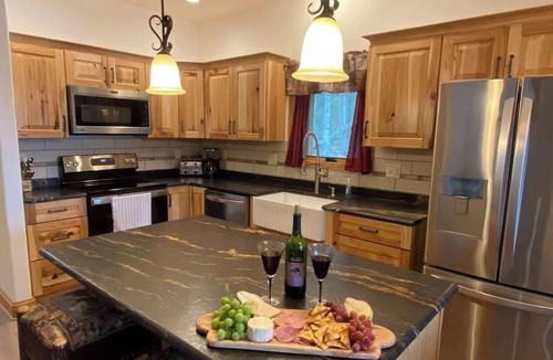 Hazelhurst House | The Lake House - New Home on Lower Kaubinshine Lk