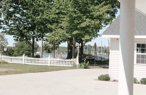 Whitehall Apartment | The Lake Room - #12