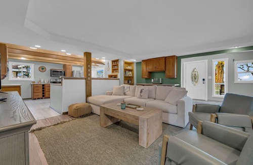 Lexington House | The Lakeview Lookout - Gorgeous Lake Views!