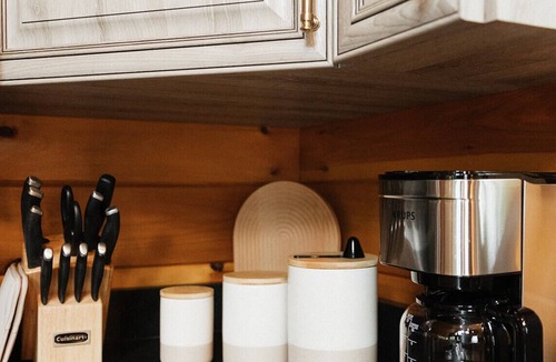 Primrose Cabin | "The Lantern" Woodsy Cabin Experience w/HotTub