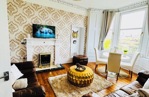 Port Glasgow Apartment | THE LAZY LION - Spacious 2 Bedroom - Town Centre Holiday Home Apartment