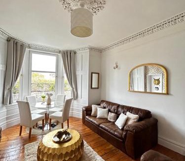 Port Glasgow Apartment | THE LAZY LION - Spacious 2 Bedroom - Town Centre Holiday Home Apartment
