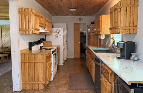Ellsworth House | The Lazy Loon on 6-Mile Lake: Waterfront, Free Water Toys, Pontoon, Pet Friendly