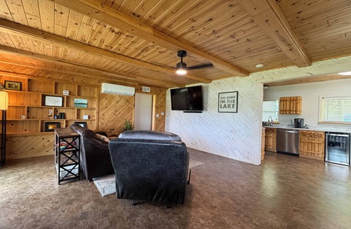 Ellsworth House | The Lazy Loon on 6-Mile Lake: Waterfront, Free Water Toys, Pontoon, Pet Friendly