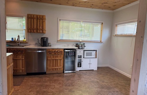 Ellsworth House | The Lazy Loon on 6-Mile Lake: Waterfront, Free Water Toys, Pontoon, Pet Friendly