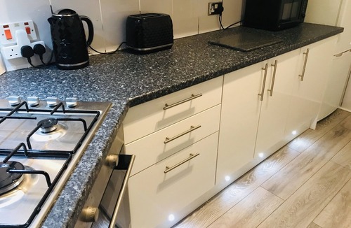 Port Glasgow Apartment | THE LION’S REST - BOUTIQUE APARTMENT SUITE.