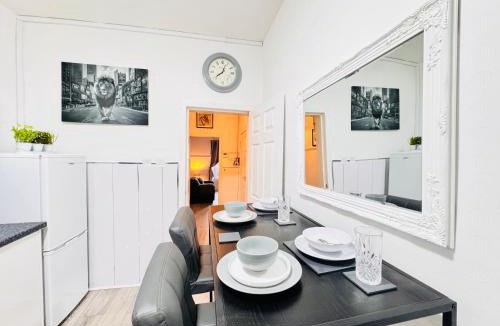 Port Glasgow Apartment | THE LION’S REST - BOUTIQUE APARTMENT SUITE.