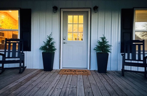 Jamestown House | The Lodge Lake Retreat – Family-Friendly with Private River Access