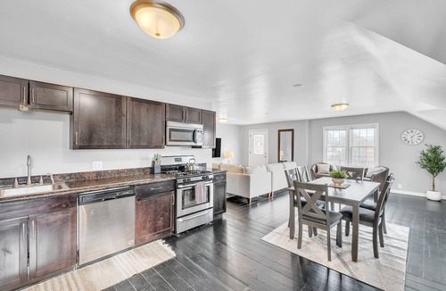 Middlebury House | The Loft 3BR Apartment with Scenic Deck