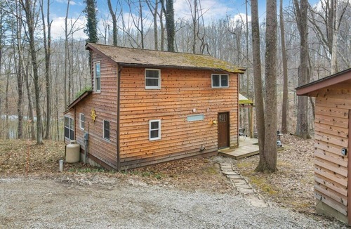 Rockbridge Cabin | The Love Shack (Hocking Hills Area)