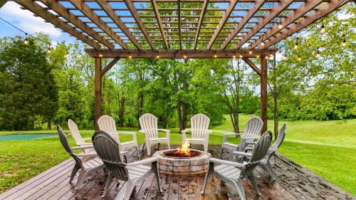 Harrodsburg House | The Luxe/Hot Tub/On Bright Leaf Golf Course