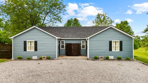 Harrodsburg House | The Luxe/Hot Tub/Putt Putt/10 Miles Shaker Village