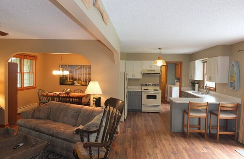 Frankfort House | The Maple Cottage - WALK TO BEACH, LAKE MICHIGAN, AND DOWNTOWN!