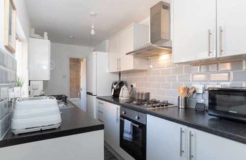 Jarrow Apartment | The Maple Haven – Spacious 3BR w/FREE Parking
