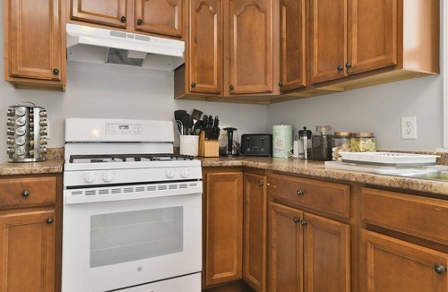 Chelsea House | The Maverick - Luxurious Apartment - Near Airport/Downtown