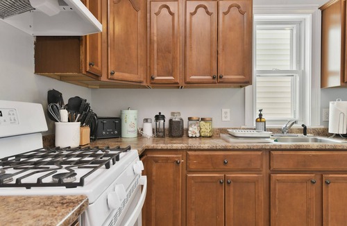 Chelsea House | The Maverick - Luxurious Apartment - Near Airport/Downtown