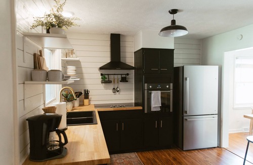 Lexington House | "The Meridian" Modern Stay near Downtown/Airport with Hot Tub
