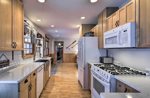 Hazelhurst Cabin | 'The Minocqua Blue House' w/Private Beach & Pier