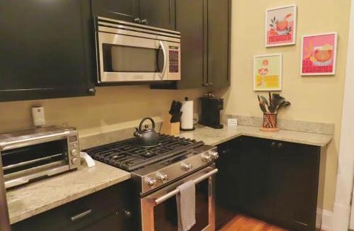 Victorian Village Apartment | The Nook on Neil Walkable 3BR