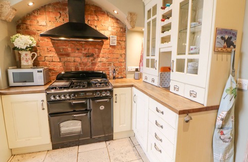 Chester-le-Street Cottage | THE NUTSHELL, pet friendly, with a garden in Chester-Le-Street