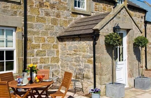 Berwick-upon-Tweed Cottage | THE OLD FARMHOUSE, family friendly, luxury holiday cottage in Lowick